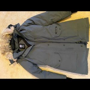LIKE NEW CANADA GOOSE JACKET size small